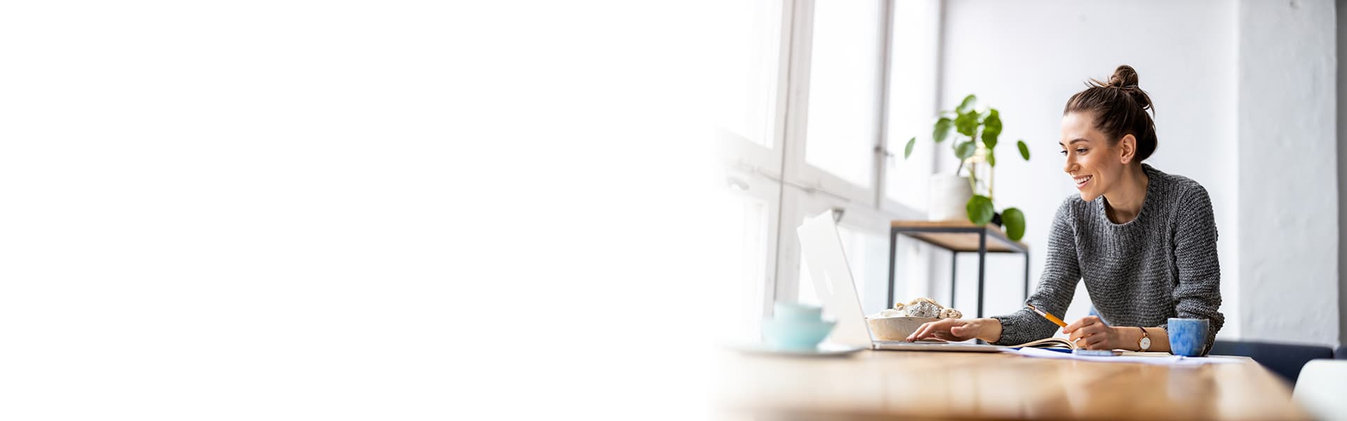 Frau sucht auf dem Laptop die Laborwerte aus, die sie bestimmen lassen möchte.