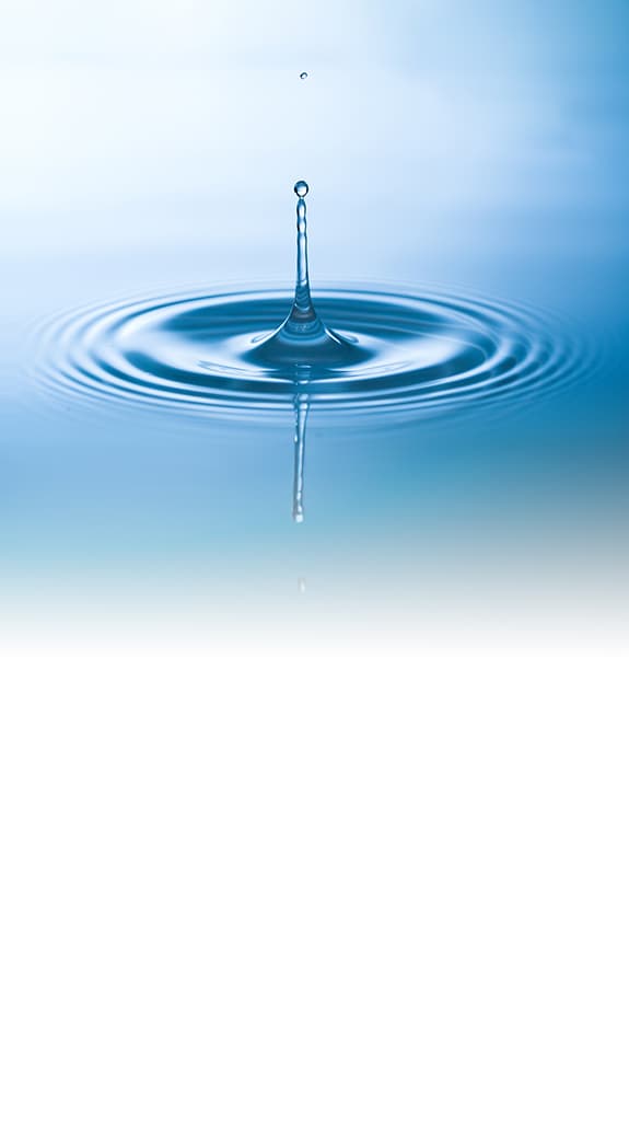 Wassertropfen der im Wasser einen Welleneffekt erzeugt